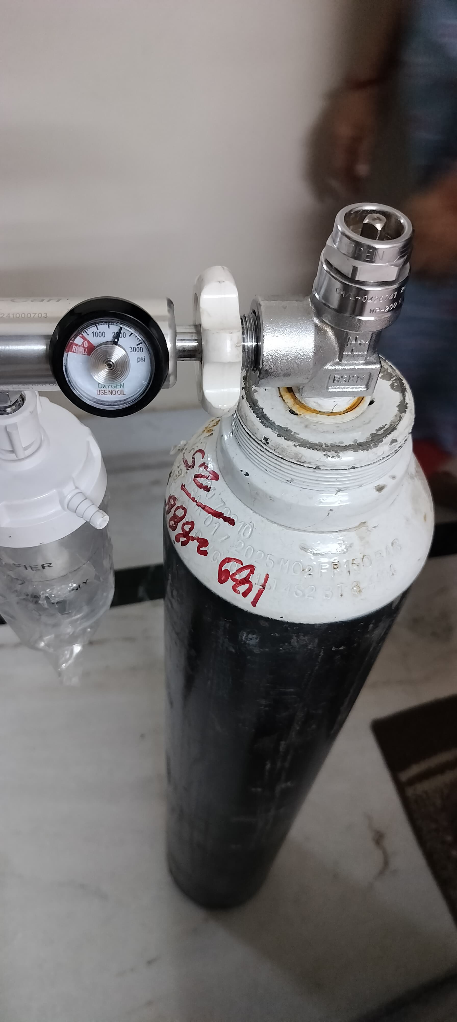 b-type-cylinder-front.jpg